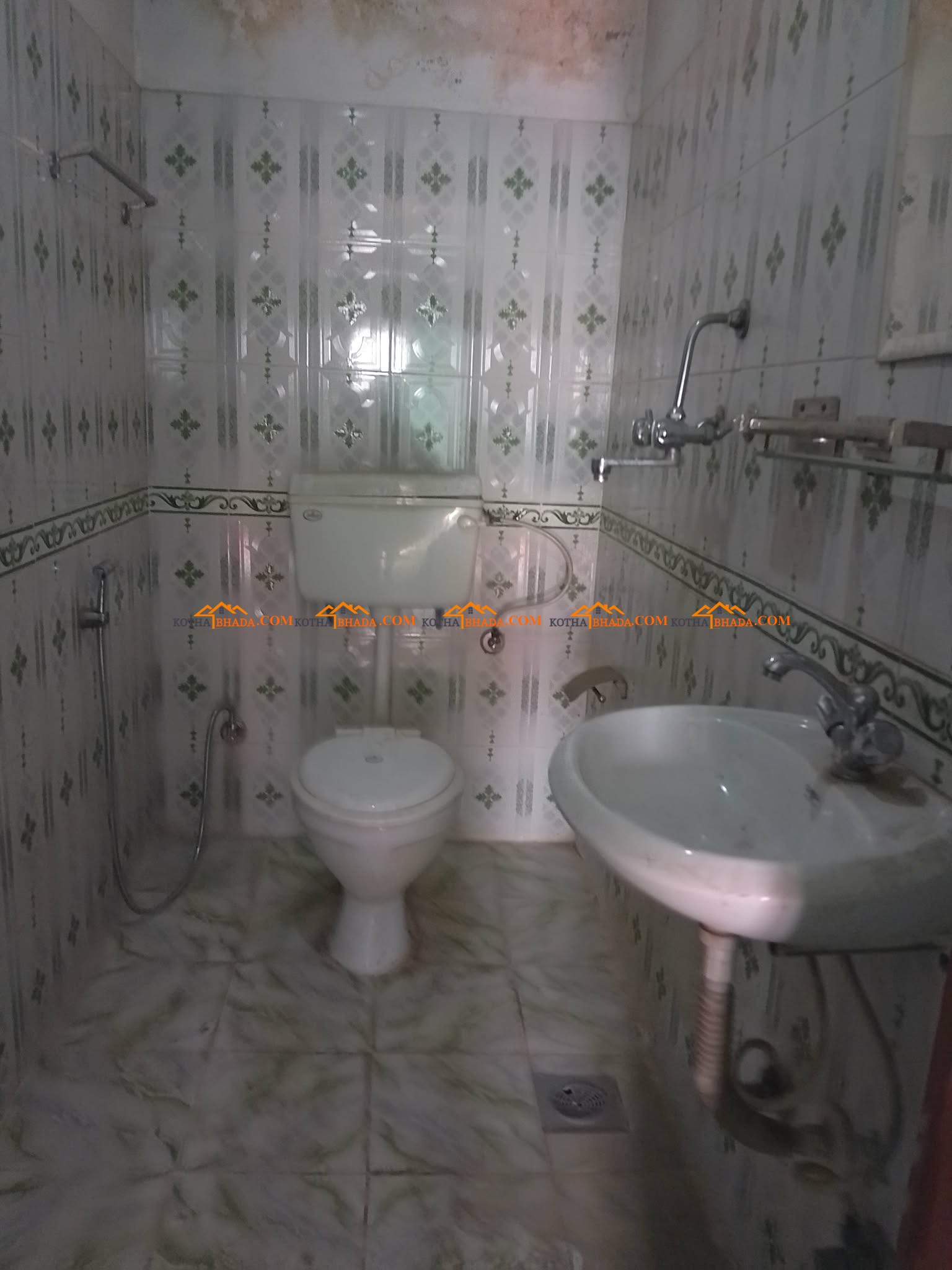 Affordable 5 rooms flat in Bhaisepati, with car parking available for rent